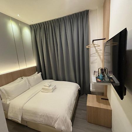 โอโย 90082 เรดส์ โฮเทล Hotel บินตูลู ภายนอก รูปภาพ