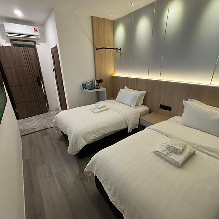 โอโย 90082 เรดส์ โฮเทล Hotel บินตูลู ภายนอก รูปภาพ