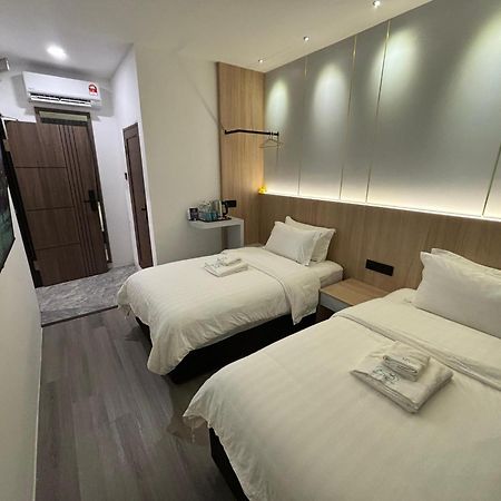 โอโย 90082 เรดส์ โฮเทล Hotel บินตูลู ภายนอก รูปภาพ