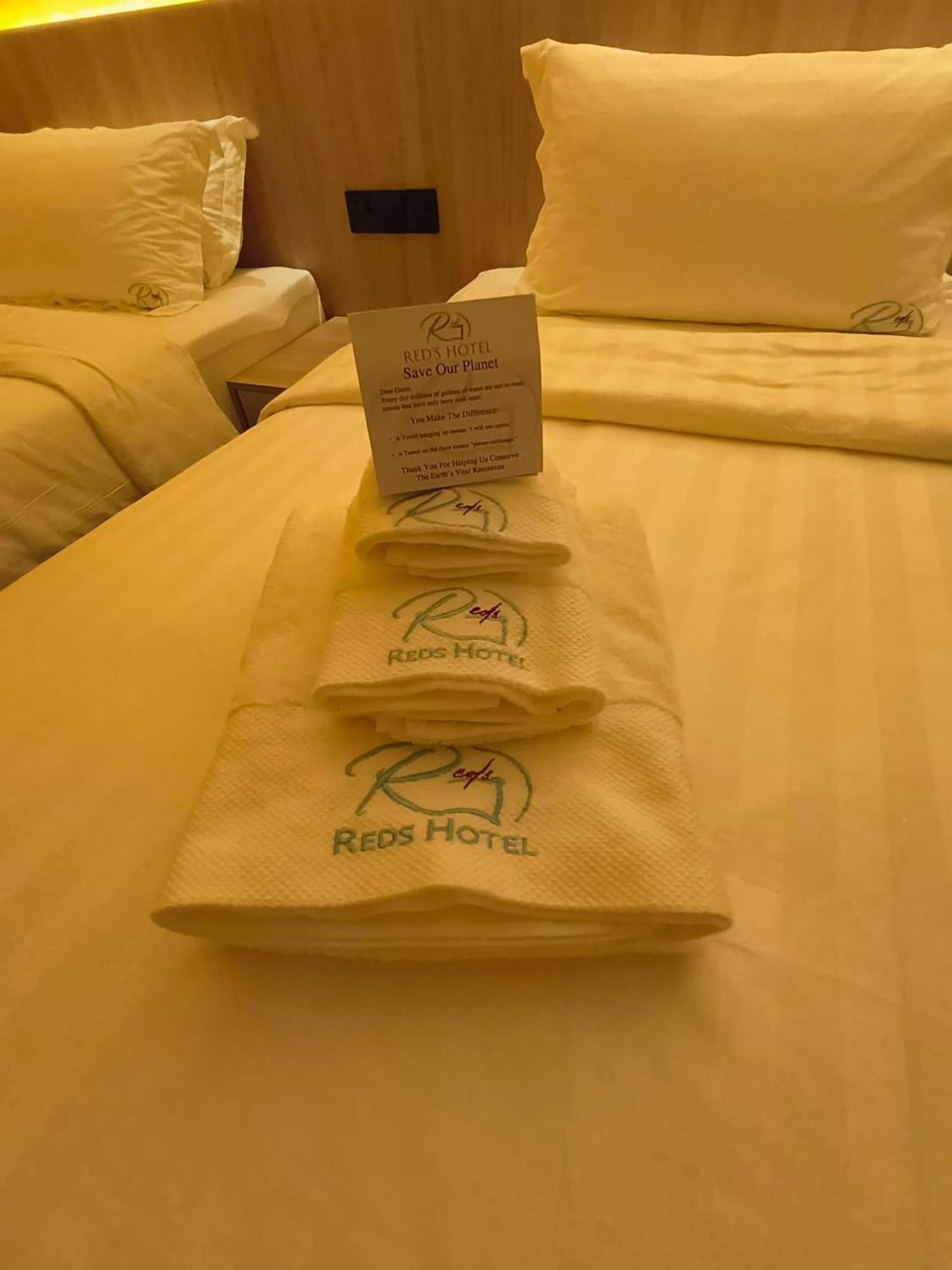 โอโย 90082 เรดส์ โฮเทล Hotel บินตูลู ภายนอก รูปภาพ