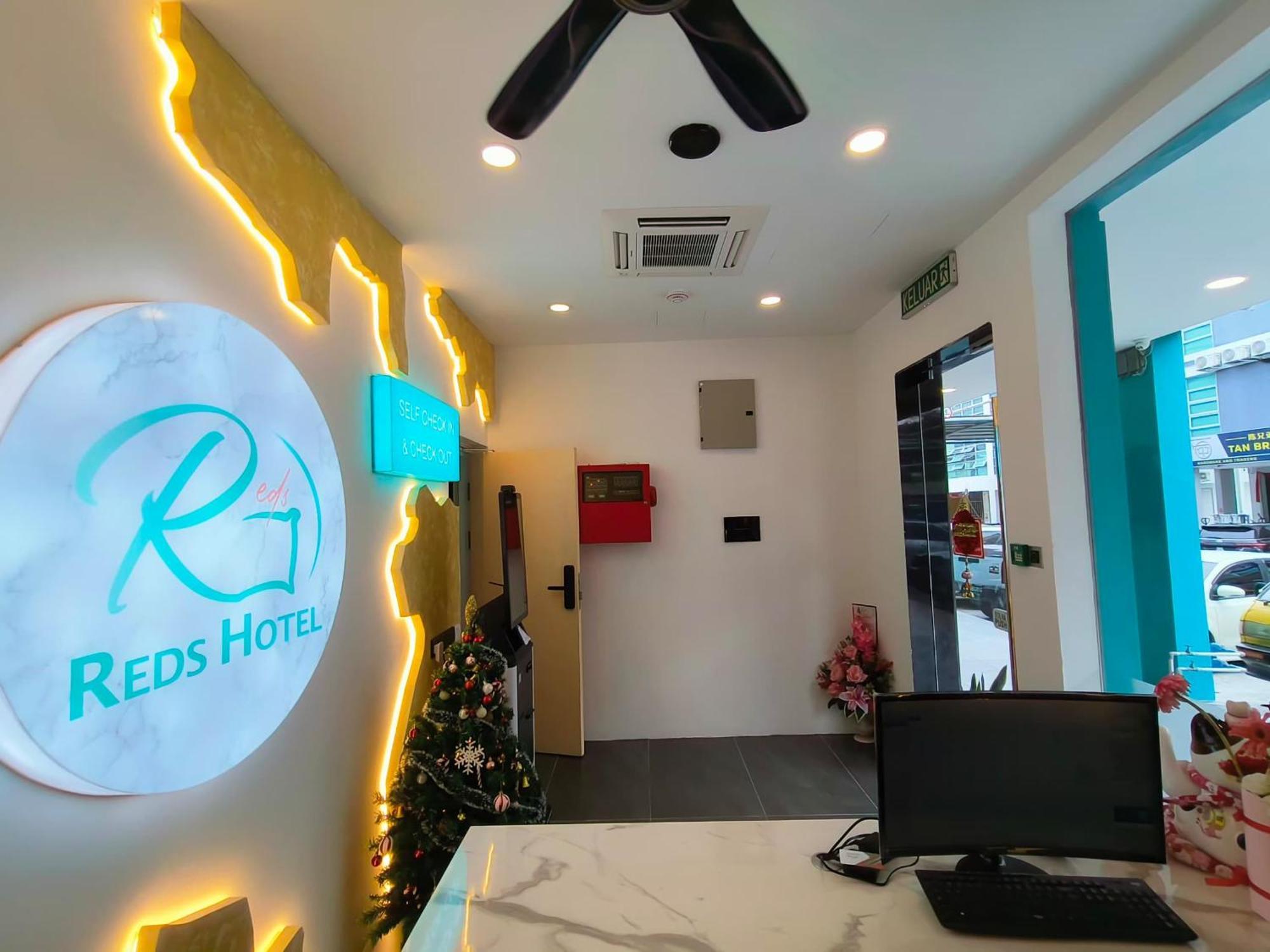 โอโย 90082 เรดส์ โฮเทล Hotel บินตูลู ภายนอก รูปภาพ