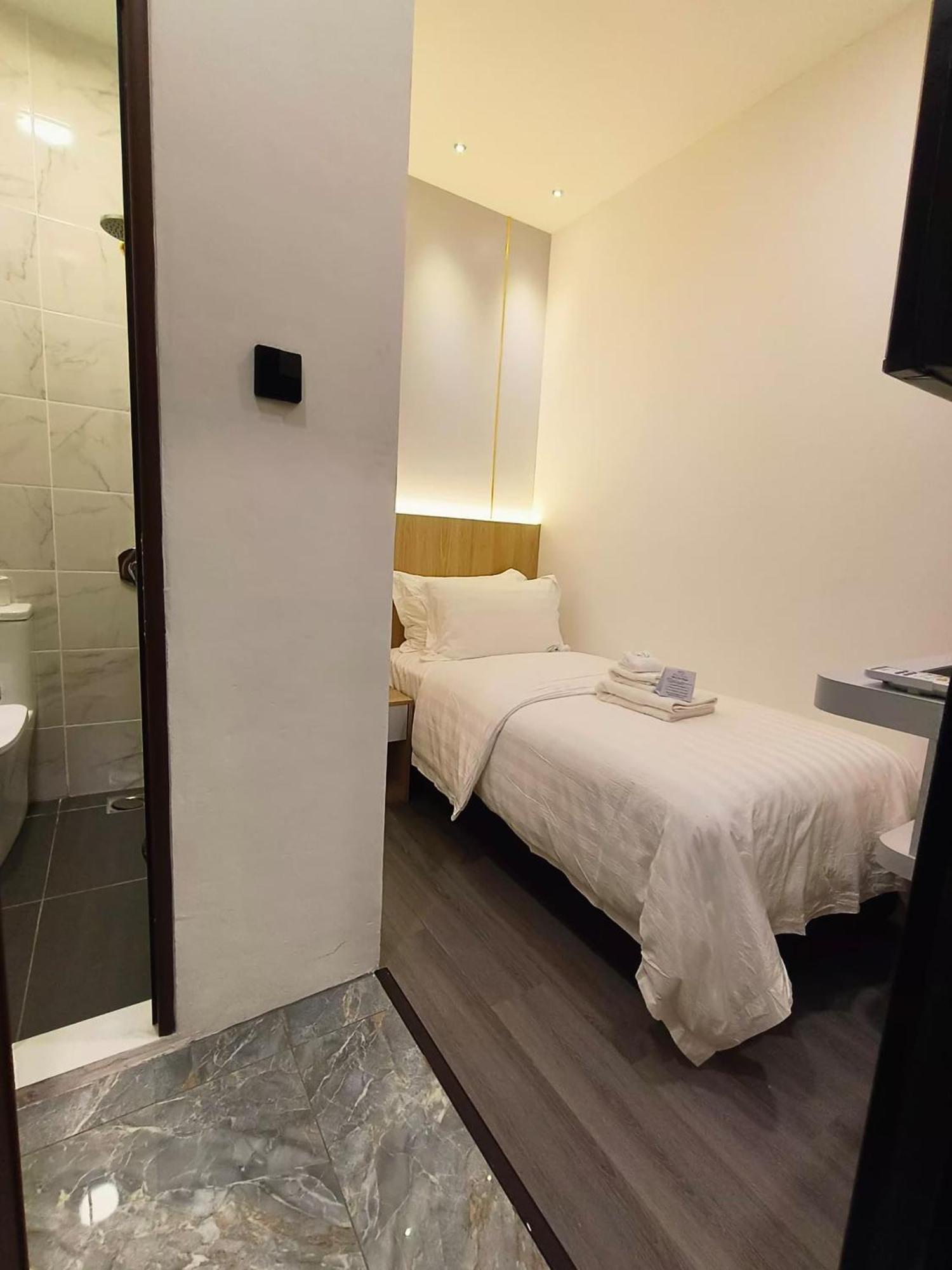 โอโย 90082 เรดส์ โฮเทล Hotel บินตูลู ภายนอก รูปภาพ