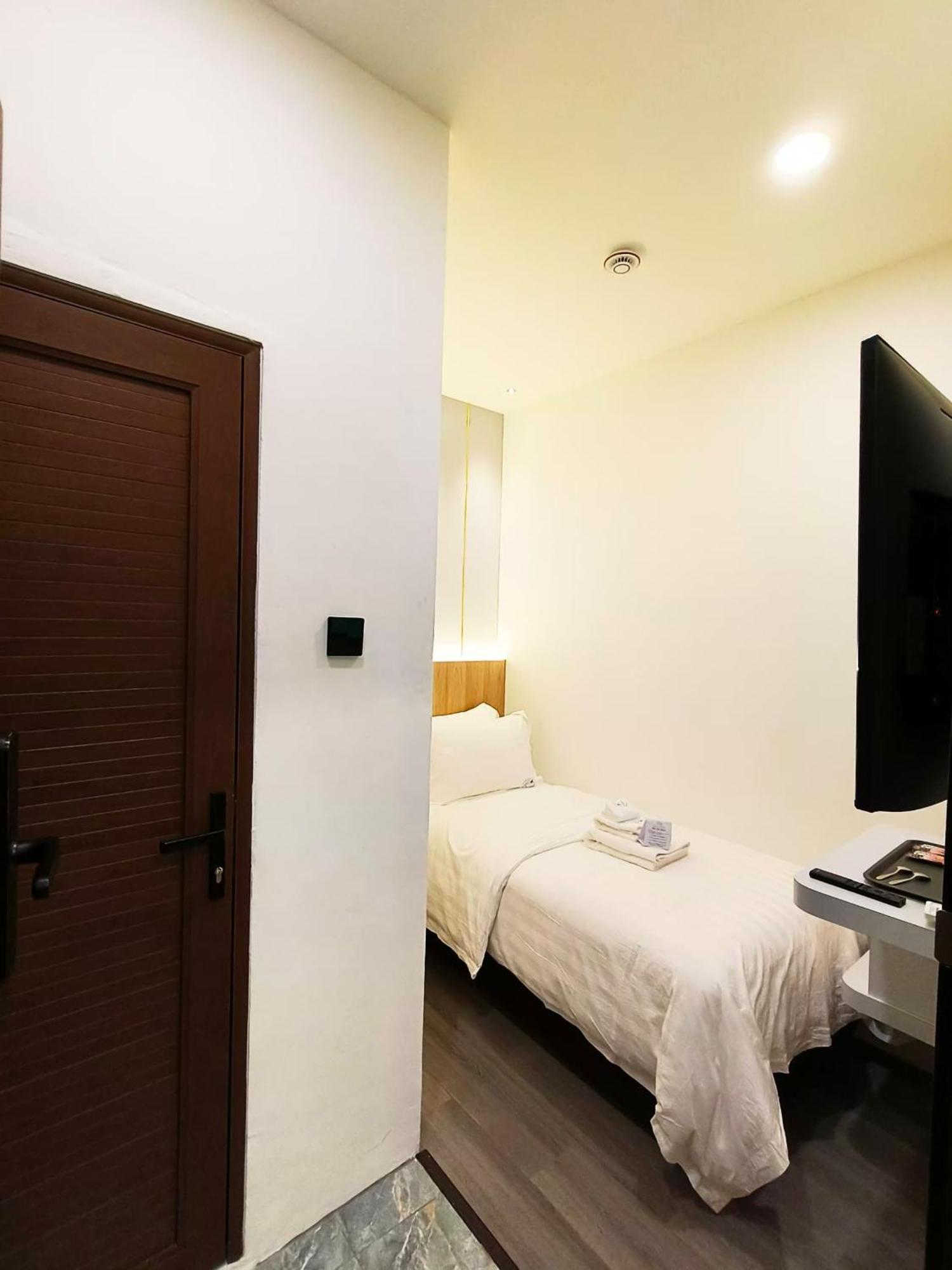 โอโย 90082 เรดส์ โฮเทล Hotel บินตูลู ภายนอก รูปภาพ