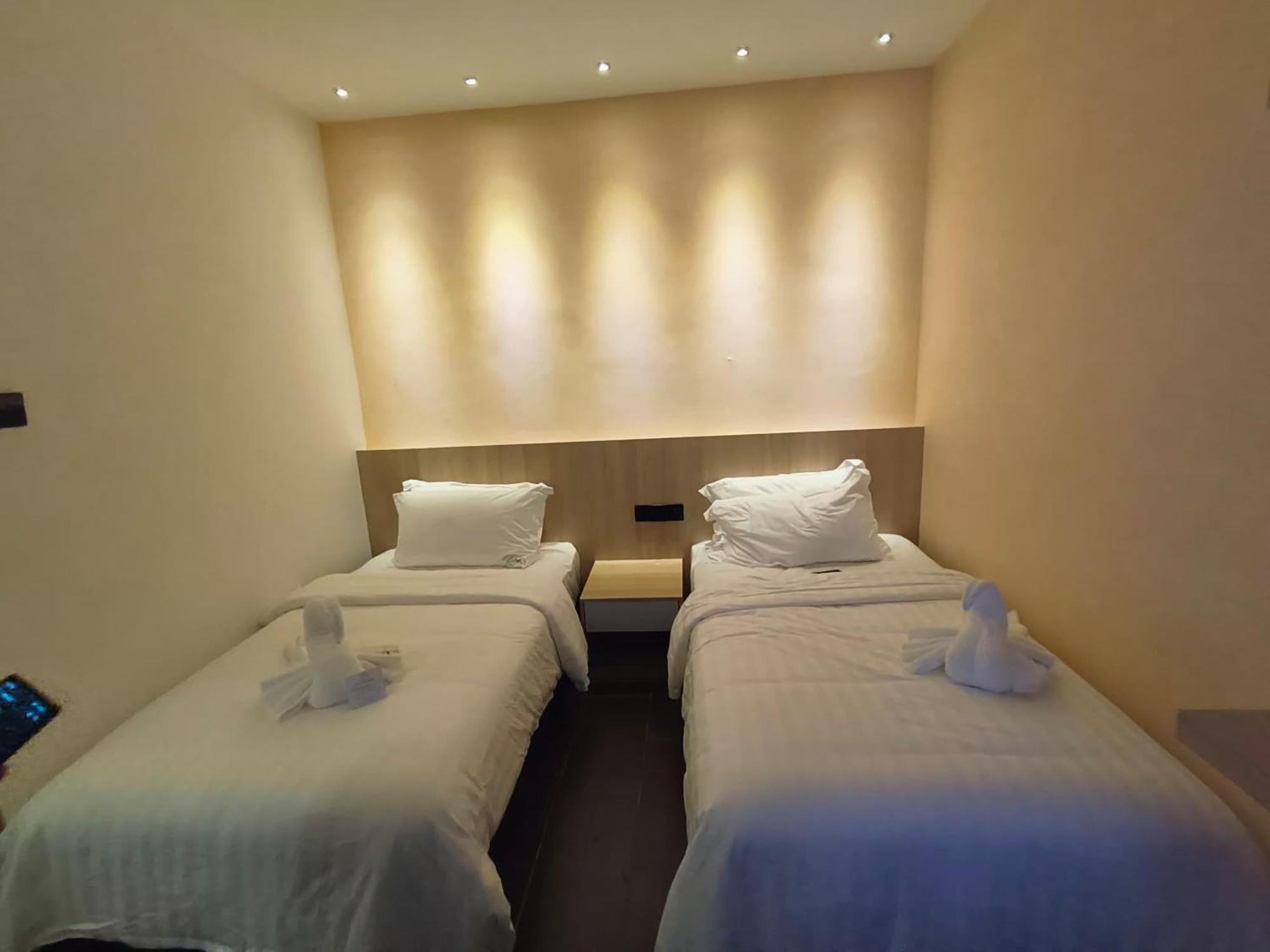 โอโย 90082 เรดส์ โฮเทล Hotel บินตูลู ภายนอก รูปภาพ