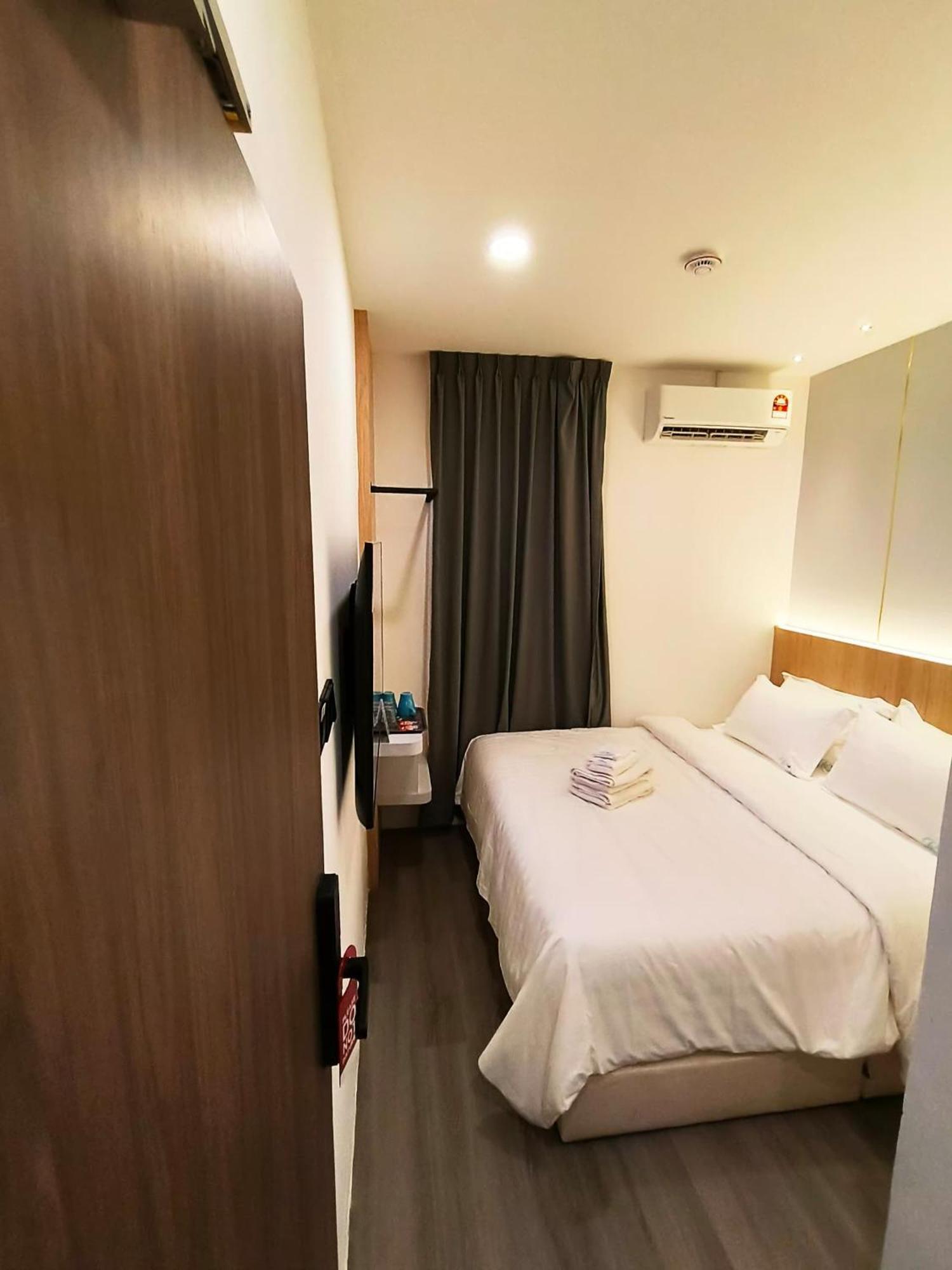 โอโย 90082 เรดส์ โฮเทล Hotel บินตูลู ภายนอก รูปภาพ