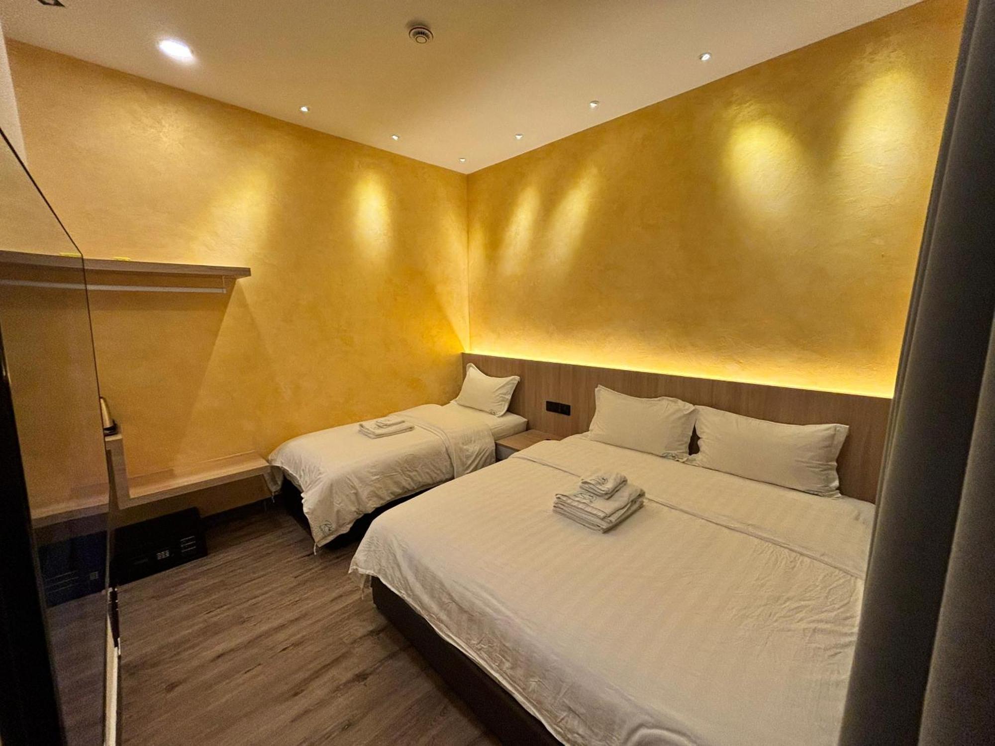 โอโย 90082 เรดส์ โฮเทล Hotel บินตูลู ภายนอก รูปภาพ