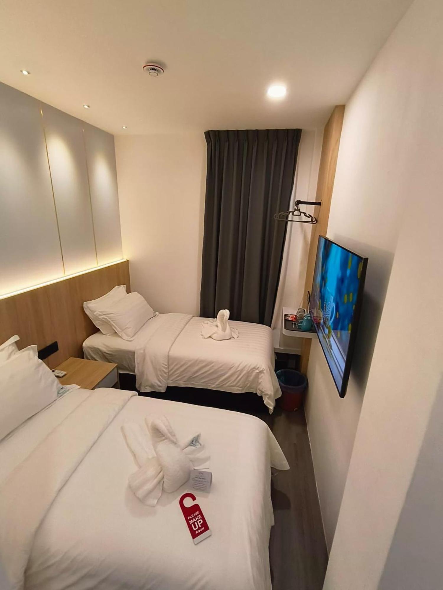 โอโย 90082 เรดส์ โฮเทล Hotel บินตูลู ภายนอก รูปภาพ