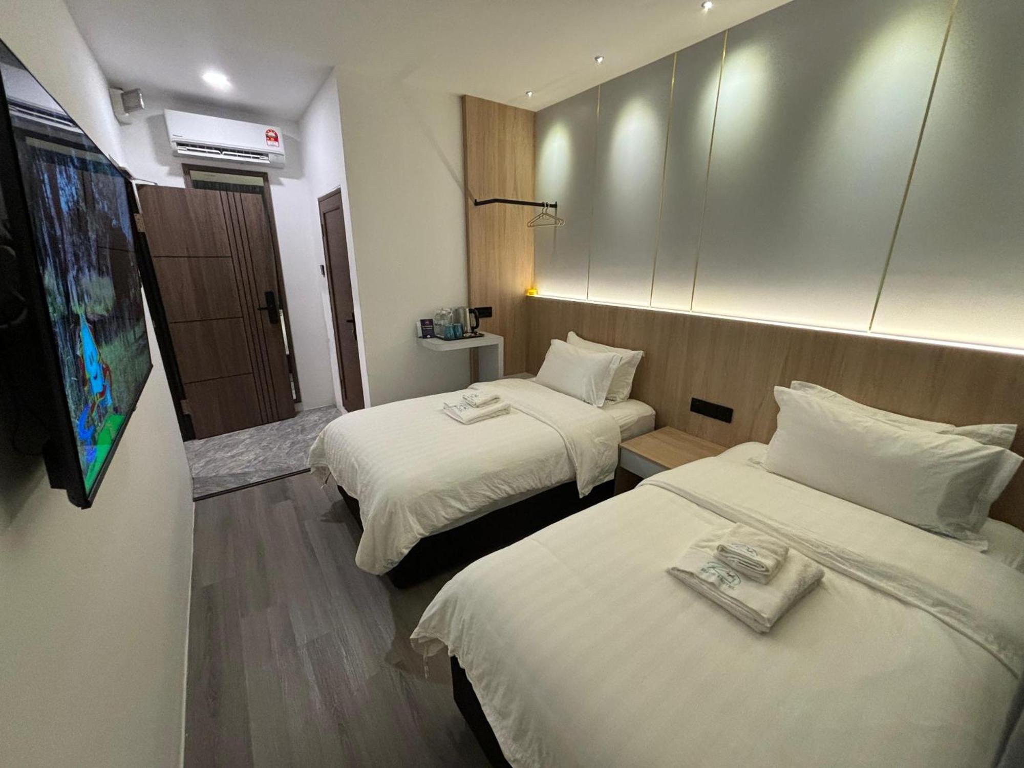 โอโย 90082 เรดส์ โฮเทล Hotel บินตูลู ภายนอก รูปภาพ