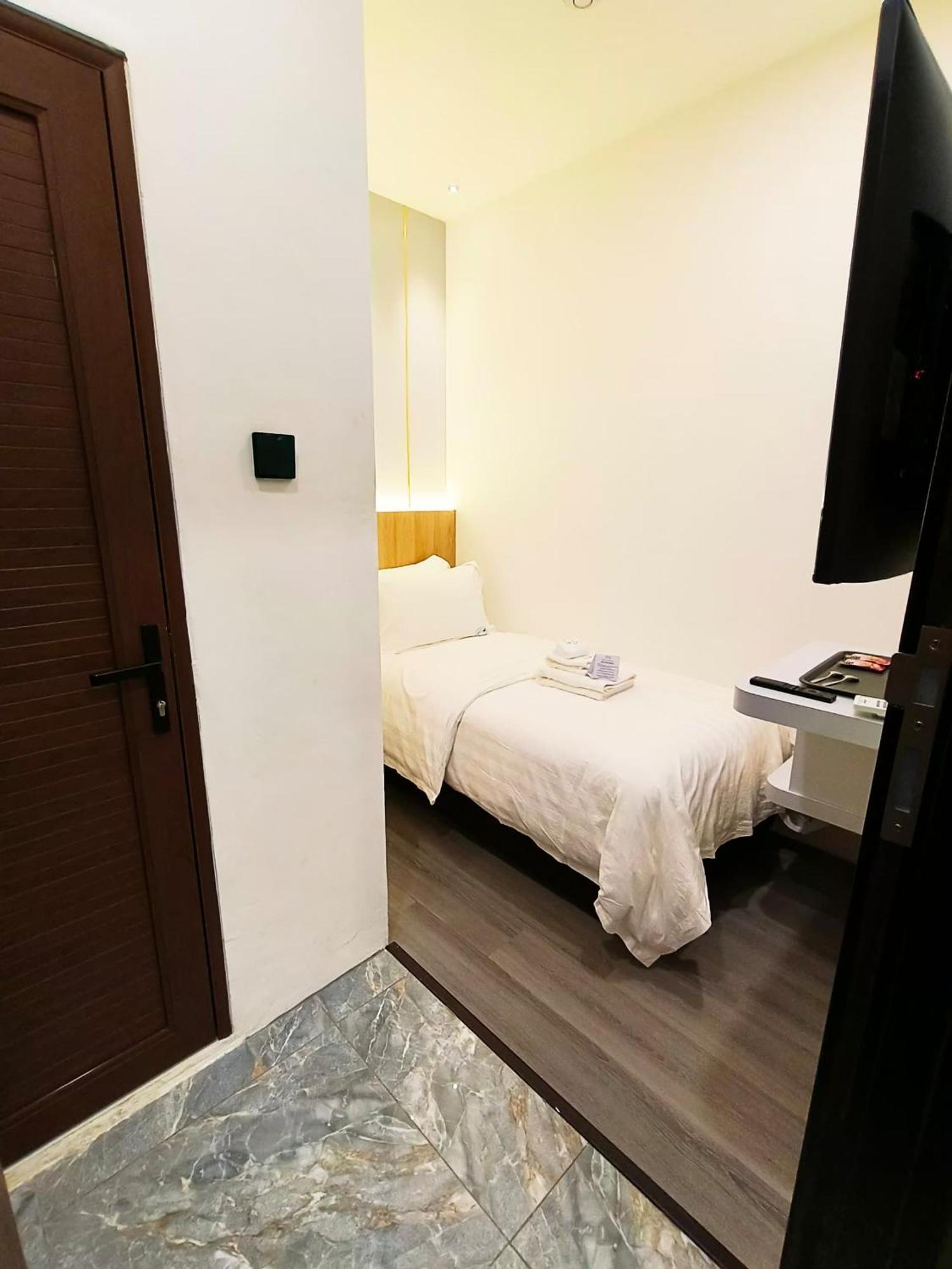 โอโย 90082 เรดส์ โฮเทล Hotel บินตูลู ภายนอก รูปภาพ